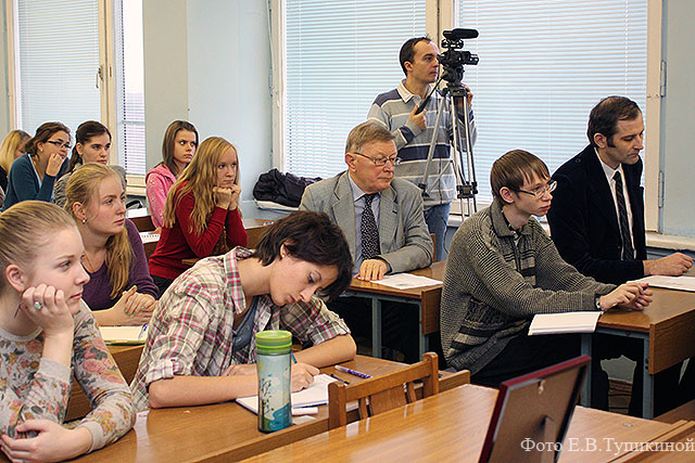 Заведующий кафедрой истории русской литературы профессор В.Б.Катаев, заведующий кафедрой классической филологии профессор А.И.Солопов, студенты-слушатели