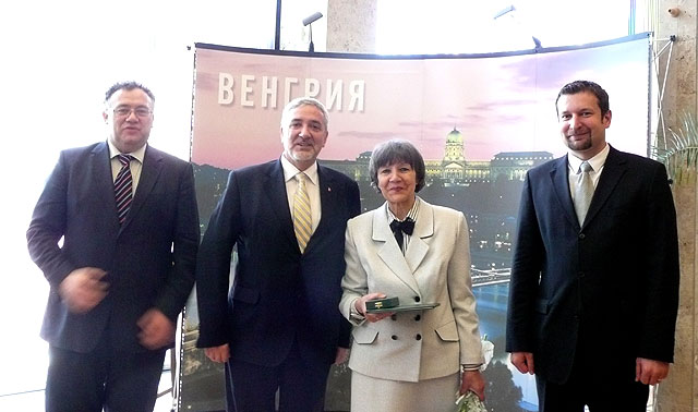 На снимке (слева направо): Чрезвычайный и Полномочный Посол Венгрии в Российской Федерации Иштван Ийдярто, Государственный секретарь Венгрии Янош Халас, А. П. Гуськова, Советник Посольства, директор научного, культурного и информационного Центра Венгрии в Москве Андраш Барани На снимке (слева направо): Чрезвычайный и Полномочный Посол Венгрии в Российской Федерации Иштван Ийдярто, Государственный секретарь Венгрии Янош Халас, А. П. Гуськова, Советник Посольства, директор научного, культурного и информационного Центра Венгрии в Москве Андраш Барани