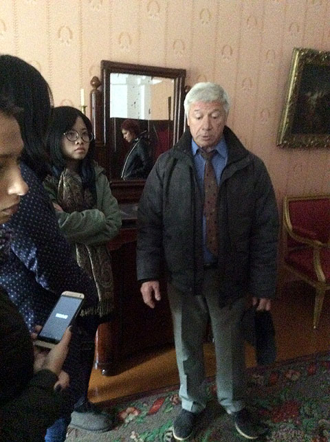 Зав. отделом по научной работе музея-усадьбы «Тарханы» О.С.Пугачев и слушатели лермонтовского семинара в комнате бабушки поэта Зав. отделом по научной работе музея-усадьбы «Тарханы» О.С.Пугачев и слушатели лермонтовского семинара в комнате бабушки поэта