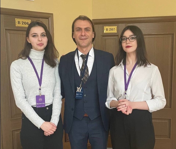 Профессор Восточно-Сараевского университета Марко Гуталь с Вероникой Кручининой и Аленой Либит Профессор Восточно-Сараевского университета Марко Гуталь с Вероникой Кручининой и Аленой Либит