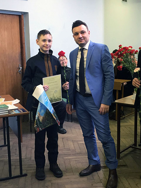 Консул Кипра вручает призы Консул Кипра вручает призы