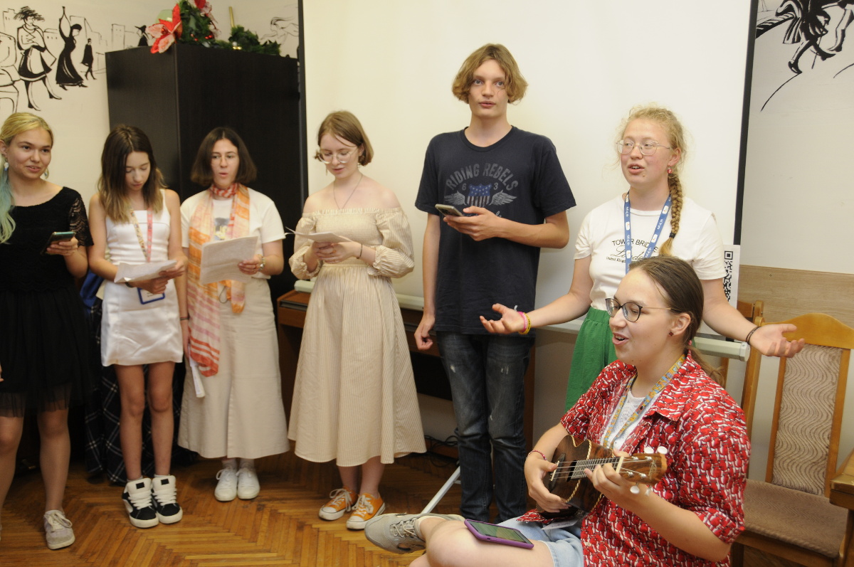Выступления языковых групп. Песня «Бывайце здаровы» на белорусском языке в сопровождении укулеле Выступления языковых групп. Песня «Бывайце здаровы» на белорусском языке в сопровождении укулеле